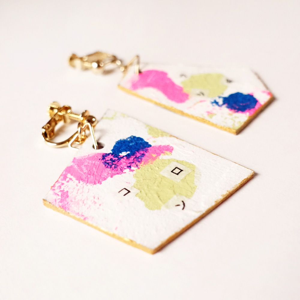 カタカナと小さな絵画の耳飾り「ライブクリームコロンフシギ」